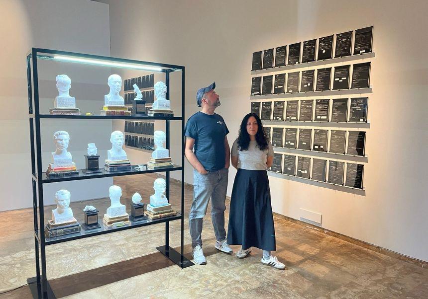 The artist and the commissary in the exhibition in La Nau.